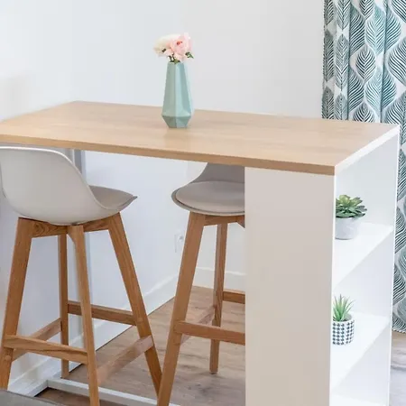 Charming Renovated - Apartment *