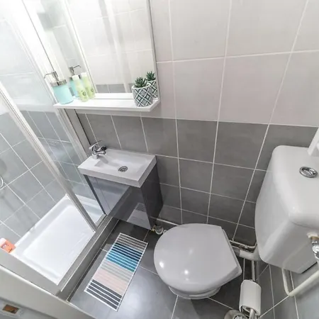 Charming Renovated - Apartment *