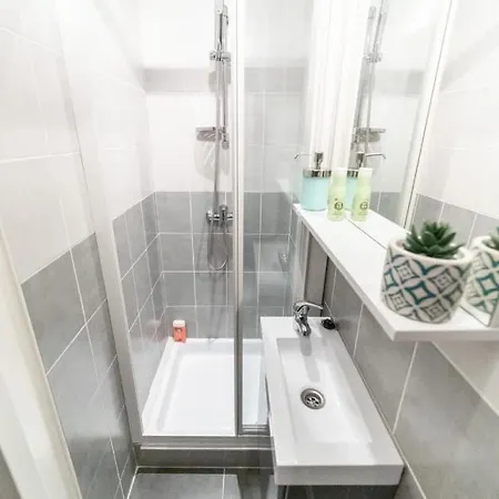 Charming Renovated - Apartment *